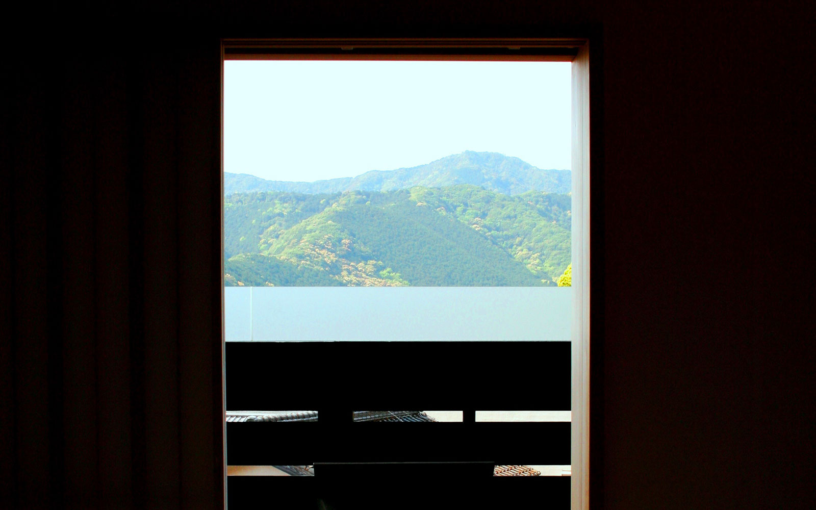 和室からの景色　空と山